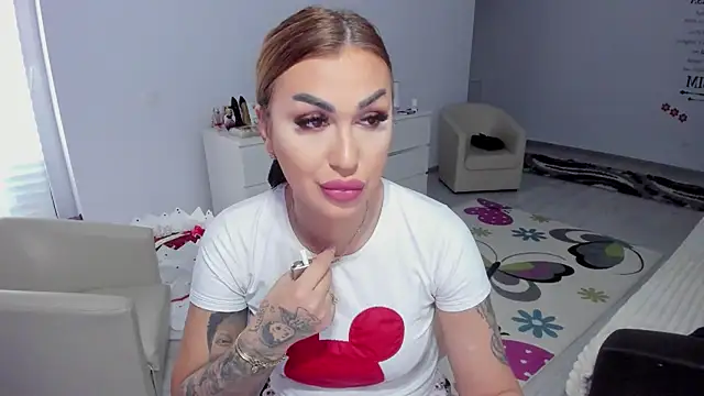 Snapshot of GlossyDiamondX chatting on 02-20-25, 06:28 GlossyDiamondX online show from 02-20-25, 06:28