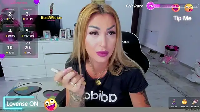 Snapshot of GlossyDiamondX chatting on 09-10-25, 04:44 GlossyDiamondX online show from 09-10-25, 04:44