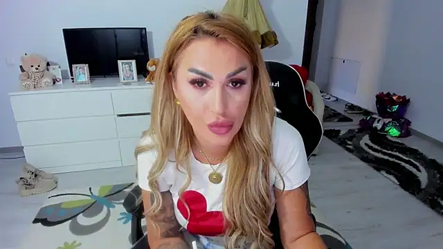 Snapshot of GlossyDiamondX chatting on 09-16-25, 04:24 GlossyDiamondX online show from 09-16-25, 04:24