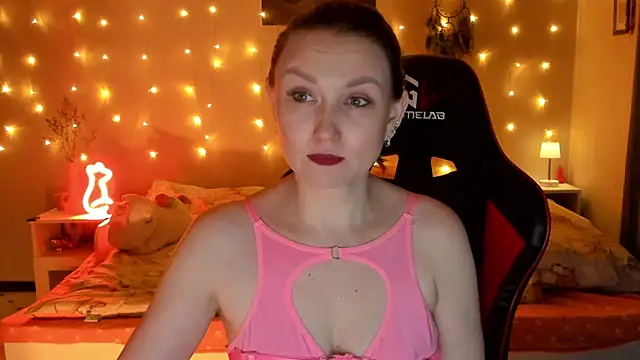 Snapshot of desperatehousewife__ chatting on 07-23-26, 07:10 desperatehousewife online show from 07-23-26, 07:10