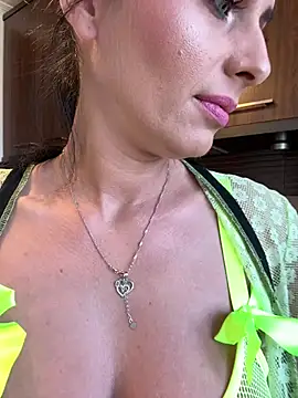 Hotmomcheckk  online show from 03-10-25, 09:34
