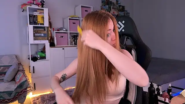 LinaWitch online show from 10-25-25, 01:01