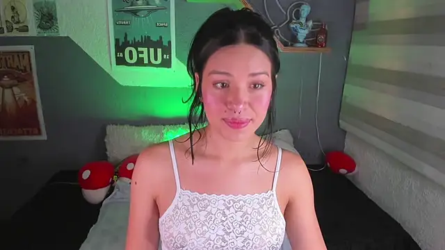 Snapshot of MiaaRose chatting on 10-17-25, 04:42 MiaaRose online show from 10-17-25, 04:42