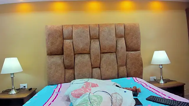 MiiaHot online show from 12-04-25, 08:52