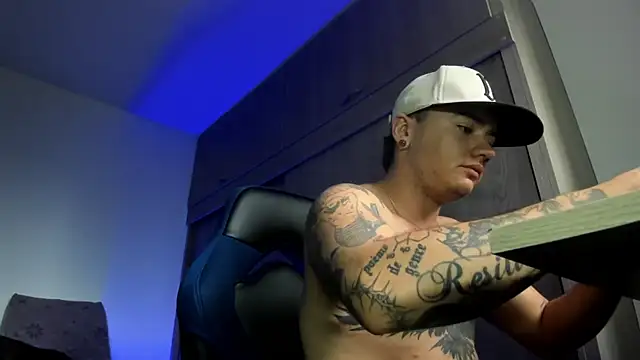 Snapshot of male_pussy chatting on 12-22-25, 05:24 male pussy online show from 12-22-25, 05:24