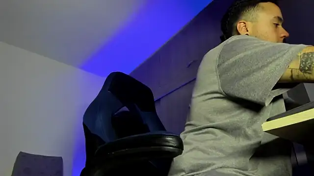 Snapshot of male_pussy chatting on 11-25-25, 04:02 male pussy online show from 11-25-25, 04:02