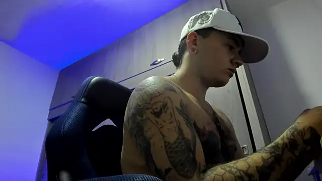 Snapshot of male_pussy chatting on 12-21-25, 04:03 male pussy online show from 12-21-25, 04:03