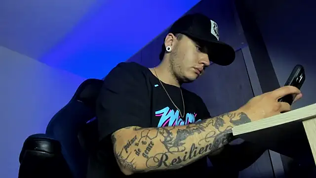 Snapshot of male_pussy chatting on 11-04-25, 02:37 male pussy online show from 11-04-25, 02:37