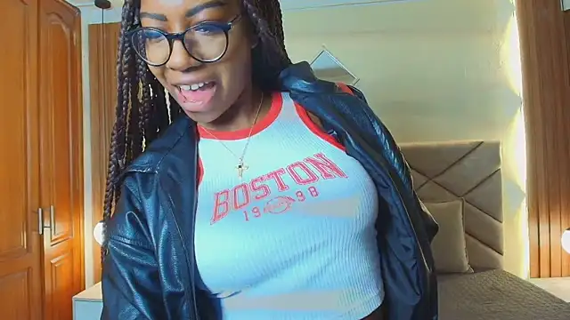 Snapshot of Raquel_jones chatting on 05-15-26, 12:14 Raquel jones online show from 05-15-26, 12:14