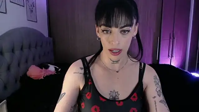 Snapshot of violett_honney chatting on 04-21-26, 02:14 violett honney online show from 04-21-26, 02:14