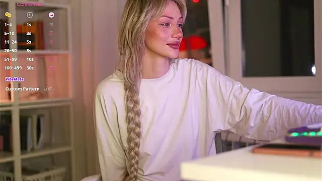 Snapshot of BabeHolly chatting on 10-24-25, 06:40 BabeHolly online show from 10-24-25, 06:40