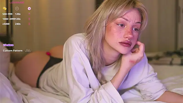 Snapshot of BabeHolly chatting on 10-26-25, 09:59 BabeHolly online show from 10-26-25, 09:59