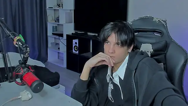Snapshot of MarkBrowniii chatting on 10-06-25, 12:34 MarkBrowniii online show from 10-06-25, 12:34