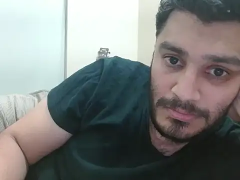 Snapshot of robintoit chatting on 05-18-26, 01:05 robintoit online show from 05-18-26, 01:05