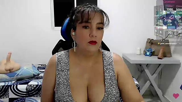 Snapshot of mom_hot__ chatting on 04-27-26, 07:01 mom hot online show from 04-27-26, 07:01