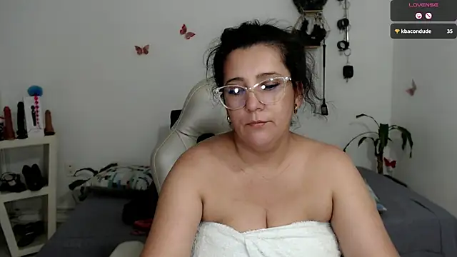 mom hot   online show from 10-08-25, 09:04