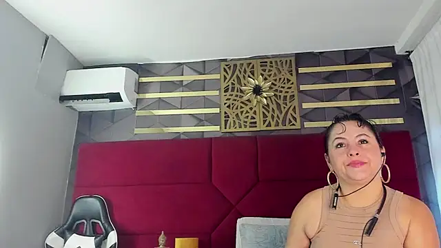Snapshot of hanny_milf chatting on 06-28-26, 12:00 hanny milf online show from 06-28-26, 12:00