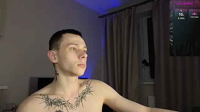 Snapshot of R1mmo__ chatting on 10-04-25, 12:01 R1mmo online show from 10-04-25, 12:01