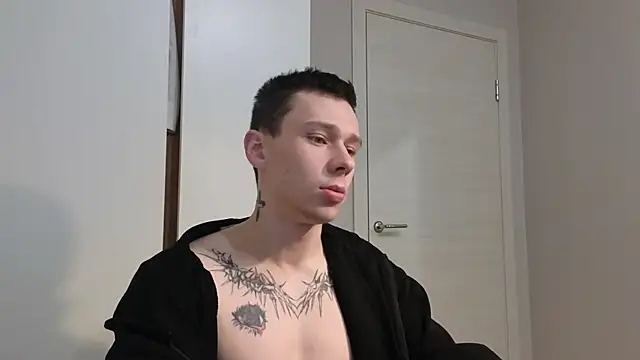 Snapshot of R1mmo__ chatting on 10-24-25, 07:24 R1mmo online show from 10-24-25, 07:24