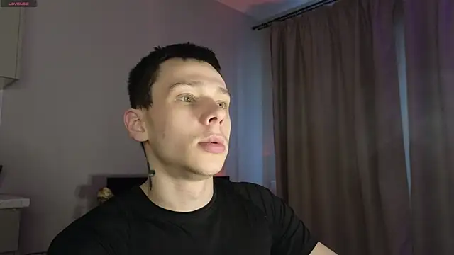 Snapshot of R1mmo__ chatting on 10-27-25, 08:48 R1mmo online show from 10-27-25, 08:48