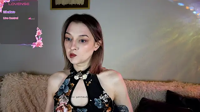 Snapshot of CrystalRey chatting on 10-06-25, 06:25 CrystalRey online show from 10-06-25, 06:25