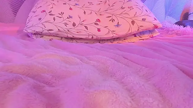 Snapshot of CrystalRey chatting on 03-18-25, 08:06 CrystalRey online show from 03-18-25, 08:06