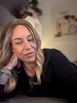 Snapshot of blondebitch2 chatting on 11-10-25, 11:04 blondebitch2 online show from 11-10-25, 11:04