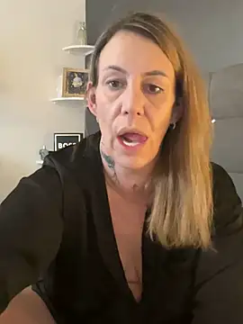 Snapshot of blondebitch2 chatting on 02-10-25, 01:11 blondebitch2 online show from 02-10-25, 01:11