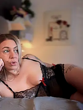 Snapshot of blondebitch2 chatting on 09-29-25, 08:43 blondebitch2 online show from 09-29-25, 08:43