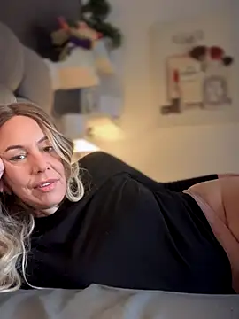 Snapshot of blondebitch2 chatting on 11-11-25, 10:10 blondebitch2 online show from 11-11-25, 10:10