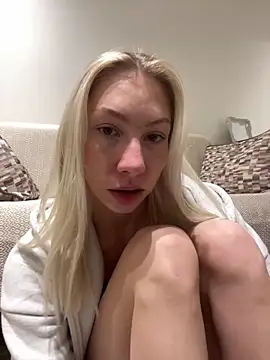 Snapshot of LuisaBecker chatting on 01-02-25, 06:34 LuisaBecker online show from 01-02-25, 06:34