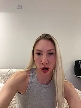 Snapshot of LuisaBecker chatting on 02-27-25, 07:26 LuisaBecker online show from 02-27-25, 07:26