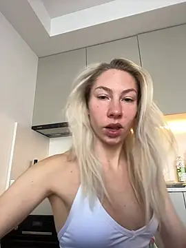 Snapshot of LuisaBecker chatting on 01-29-25, 08:18 LuisaBecker online show from 01-29-25, 08:18