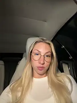 Snapshot of LuisaBecker chatting on 10-16-25, 05:32 LuisaBecker online show from 10-16-25, 05:32