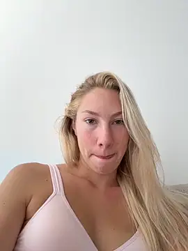 Snapshot of LuisaBecker chatting on 09-21-25, 10:09 LuisaBecker online show from 09-21-25, 10:09