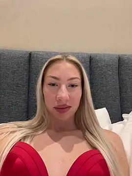 Snapshot of LuisaBecker chatting on 12-24-24, 08:16 LuisaBecker online show from 12-24-24, 08:16