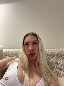Snapshot of LuisaBecker chatting on 02-28-25, 09:12 LuisaBecker online show from 02-28-25, 09:12
