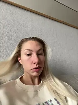 Snapshot of LuisaBecker chatting on 01-07-25, 09:40 LuisaBecker online show from 01-07-25, 09:40