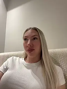 Snapshot of LuisaBecker chatting on 02-26-25, 06:37 LuisaBecker online show from 02-26-25, 06:37