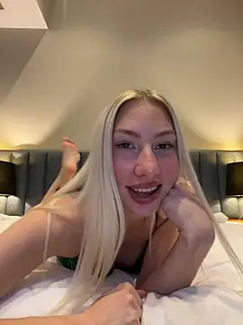 Snapshot of LuisaBecker chatting on 12-24-24, 01:50 LuisaBecker online show from 12-24-24, 01:50