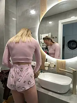 LuisaBecker online show from 04-14-26, 04:28