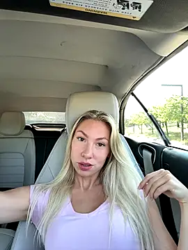 Snapshot of LuisaBecker chatting on 10-15-25, 09:06 LuisaBecker online show from 10-15-25, 09:06