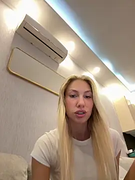 Snapshot of LuisaBecker chatting on 10-02-25, 03:48 LuisaBecker online show from 10-02-25, 03:48