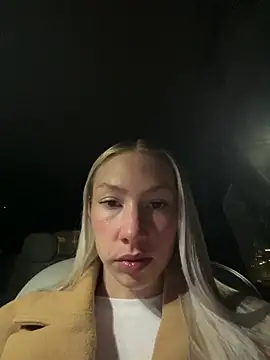 Snapshot of LuisaBecker chatting on 02-13-25, 06:26 LuisaBecker online show from 02-13-25, 06:26