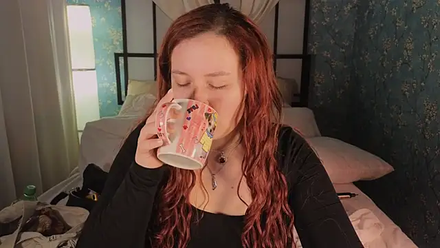 Snapshot of carolina_elf chatting on 10-18-25, 05:31 carolina elf online show from 10-18-25, 05:31