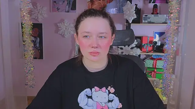 Snapshot of carolina_elf chatting on 12-18-25, 05:01 carolina elf online show from 12-18-25, 05:01