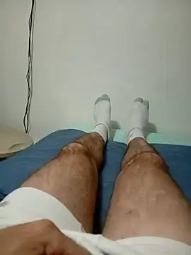 Snapshot of ale5858 chatting on 10-31-25, 04:58 ale5858 online show from 10-31-25, 04:58