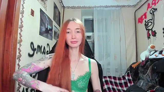Snapshot of Roxy_Silver chatting on 02-15-25, 01:21 Roxy Silver online show from 02-15-25, 01:21