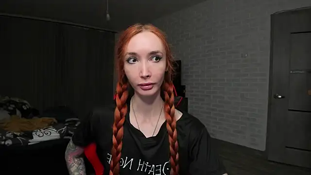 Snapshot of Roxy_Silver chatting on 10-14-25, 04:18 Roxy Silver online show from 10-14-25, 04:18