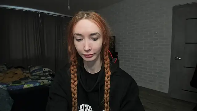 Snapshot of Roxy_Silver chatting on 02-26-25, 05:03 Roxy Silver online show from 02-26-25, 05:03